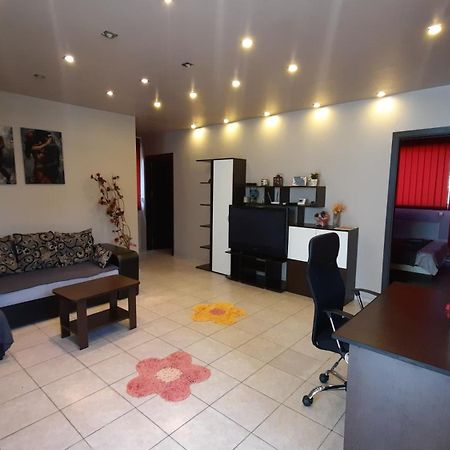Spacious, modern condo in new villa - sleeps 6 Bucarest Esterno foto