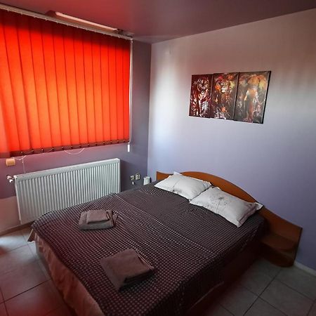 Spacious, modern condo in new villa - sleeps 6 Bucarest Esterno foto