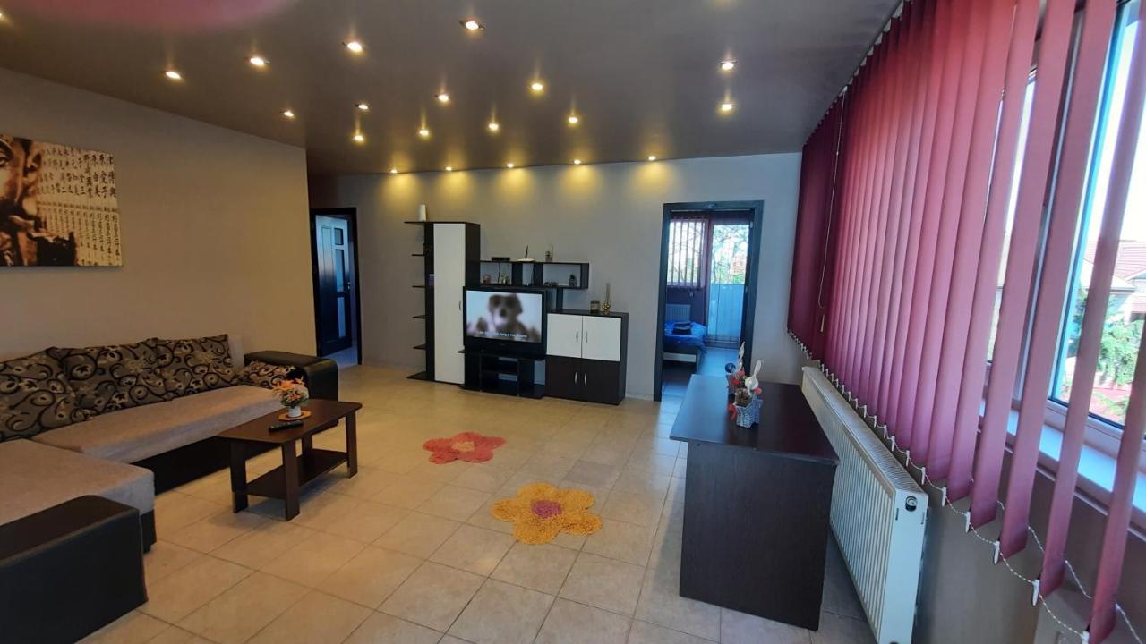 Spacious, modern condo in new villa - sleeps 6 Bucarest Esterno foto