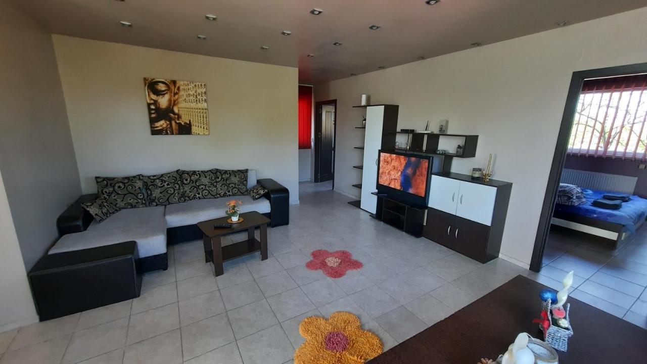 Spacious, modern condo in new villa - sleeps 6 Bucarest Esterno foto