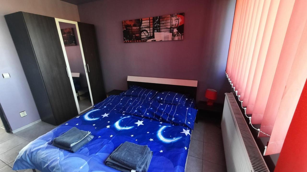 Spacious, modern condo in new villa - sleeps 6 Bucarest Esterno foto