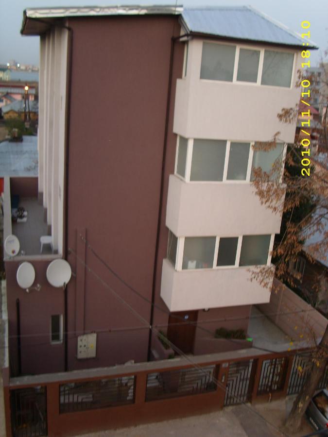 Spacious, modern condo in new villa - sleeps 6 Bucarest Esterno foto