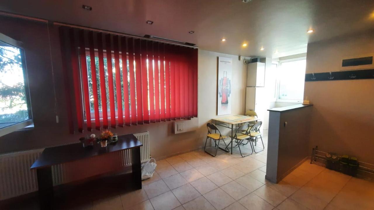 Spacious, modern condo in new villa - sleeps 6 Bucarest Esterno foto