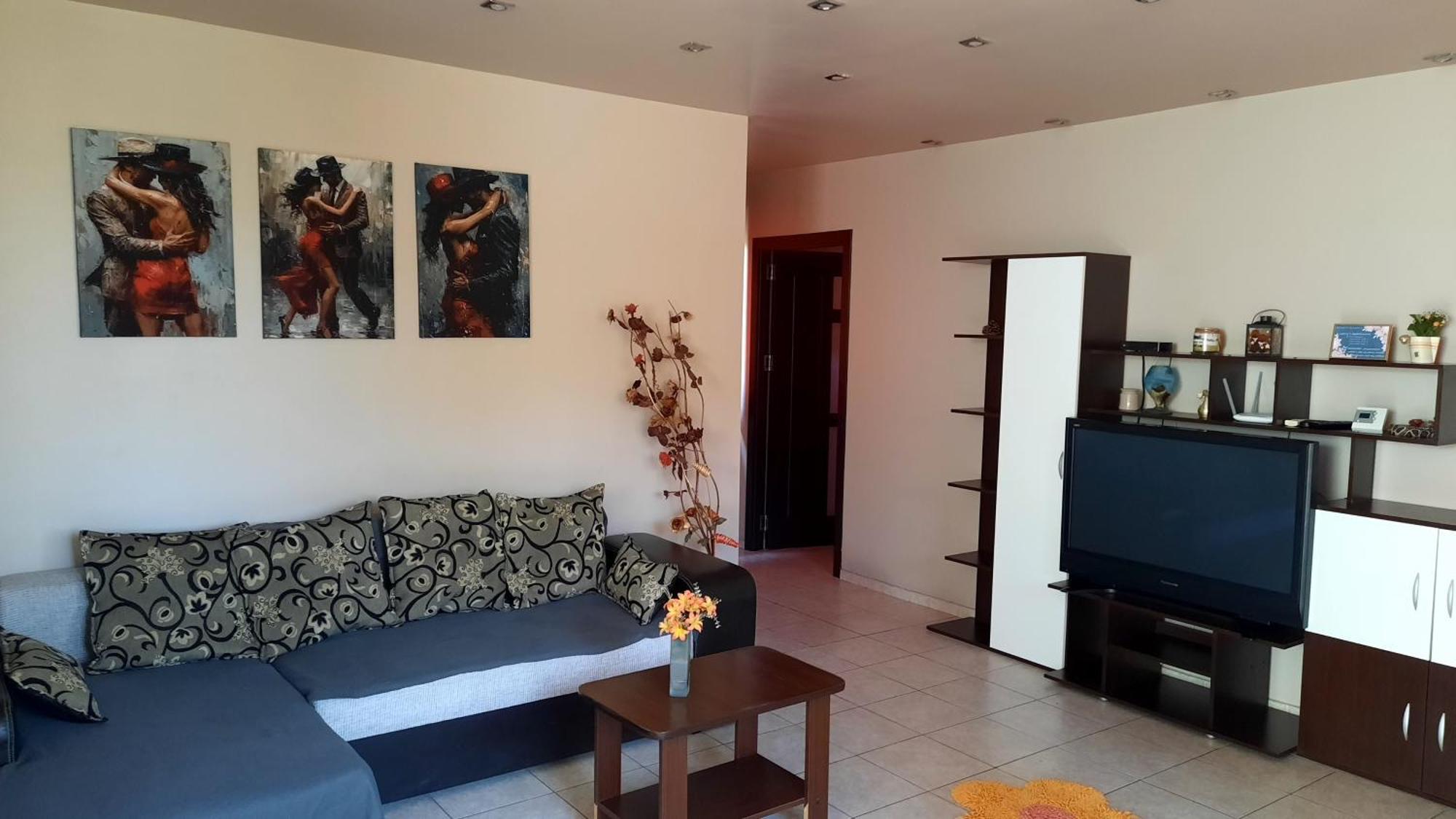 Spacious, modern condo in new villa - sleeps 6 Bucarest Esterno foto